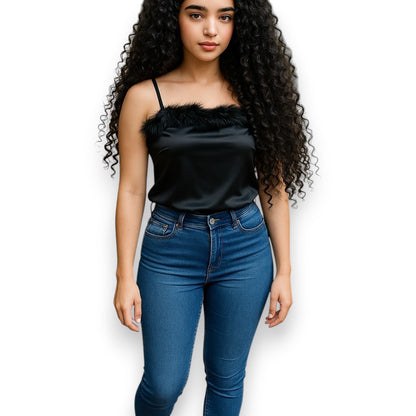 Blusa de tirantes finos con detalles de plumas en escote