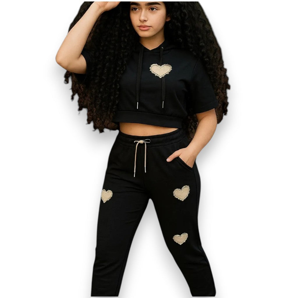 Conjunto juvenil con recortes de corazón y pedrería – Manga corta con capucha